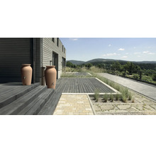 Dvě nádrže na dešťovou vodu v zahradě rodinného domu.