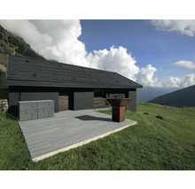 Dům s kamennou terasou, grilem a svažitým pozemkem