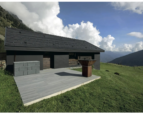 Dům s kamennou terasou, grilem a svažitým pozemkem