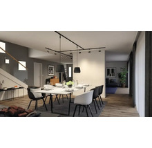 Jídelna s jídelním stolem, židlemi a moderním osvětlením