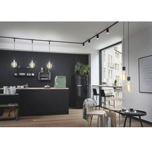 Moderní kuchyně s černým kuchyňským koutem, kolejnicový systém se světlomety a závěsnými svítidly