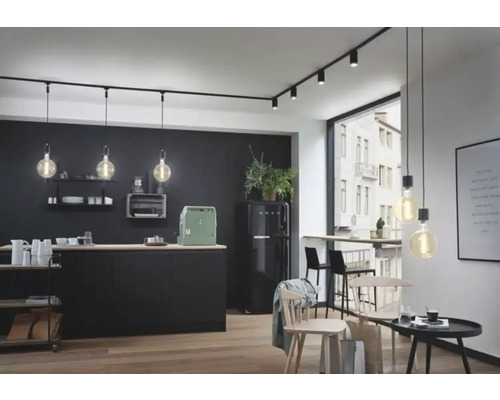 Moderní kuchyně s černým kuchyňským koutem, kolejnicový systém se světlomety a závěsnými svítidly
