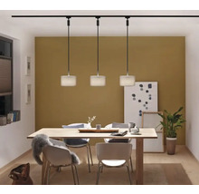 Jídelna s jídelním stolem, židlemi a osvětlovacím systémem se třemi závěsnými svítidly