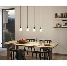 Jídelna s dřevěným stolem, černými židlemi a čtyřmi závěsnými svítidly