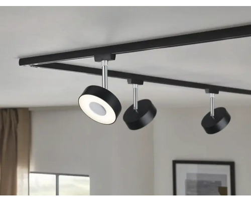 Černý lištový systém se třemi kulatými LED reflektory na stropě