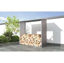 Kovový regál na dřevo naplněný dřevem na zahradě