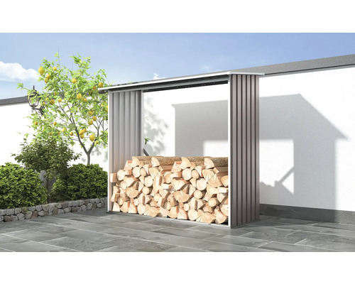 Kovový regál na dřevo naplněný dřevem na zahradě