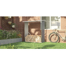 Sklad dřeva s palivovým dřívím před cihlovou zdí