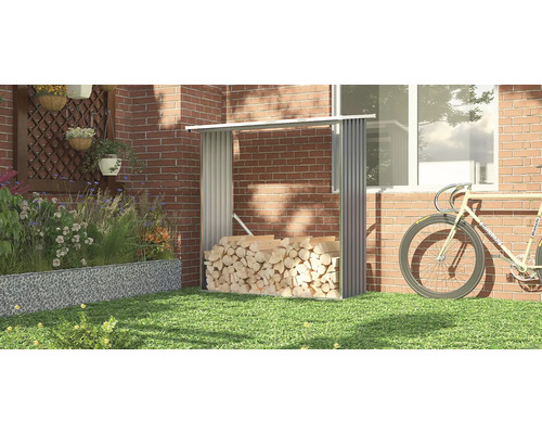 Sklad dřeva s palivovým dřívím před cihlovou zdí