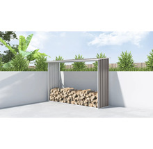 Kovový regál na dřevo s naskládaným palivovým dřívím na zahradě.