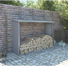 Sklad dřeva s dřevem před cihlovou zdí