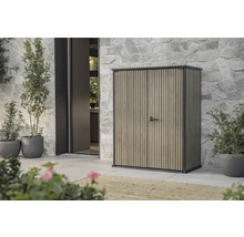 Zahradní skříň ze dřeva s kovovým rámem před stěnou domu