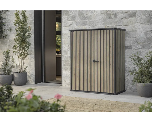 Zahradní skříň ze dřeva s kovovým rámem před stěnou domu