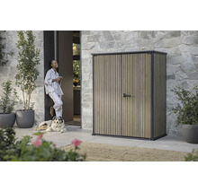 Zahradní scéna s domkem na nářadí, ženou a psem