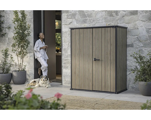 Zahradní scéna s domkem na nářadí, ženou a psem