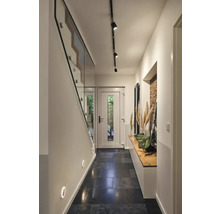 Chodba se schodištěm, osvětlením a lavicí