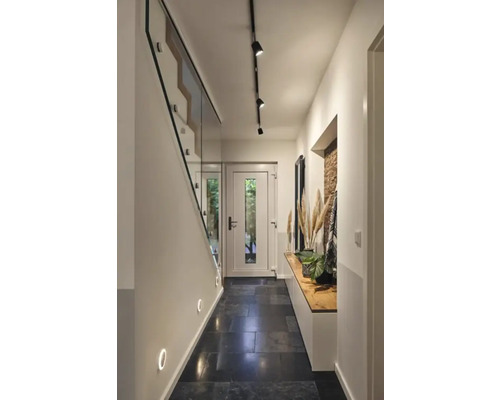 Chodba se schodištěm, osvětlením a lavicí