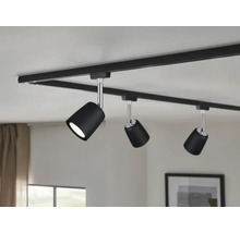 Černý lištový systém se třemi bodovými světly na stropě.