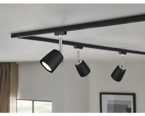 Černý lištový systém se třemi bodovými světly na stropě.