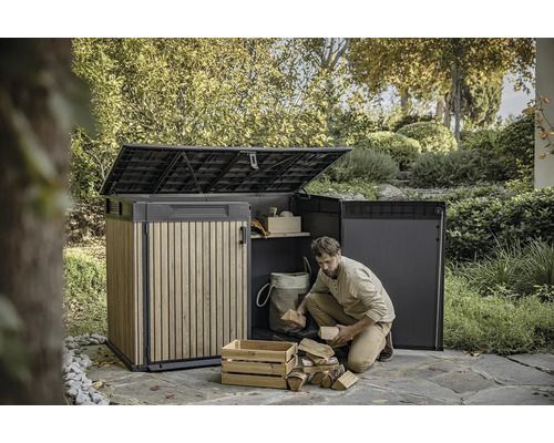 Zahradní scéna s úložným boxem na zahradní nářadí a dřevo