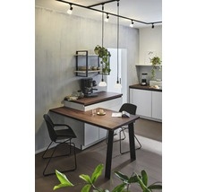 Světlá kuchyně s jídelním stolem, židlemi, kuchyňskými spotřebiči a osvětlením