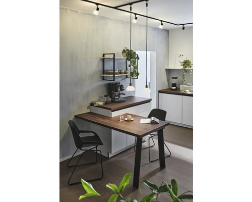 Světlá kuchyně s jídelním stolem, židlemi, kuchyňskými spotřebiči a osvětlením