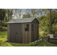 Zahradní kůlna v zahradě s dvoukřídlými dveřmi a oknem