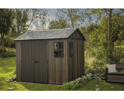 Zahradní kůlna v zahradě s dvoukřídlými dveřmi a oknem