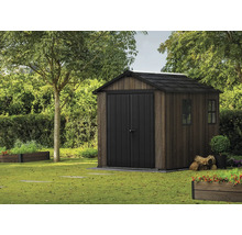 Dřevěný a plastový zahradní domek na zahradě