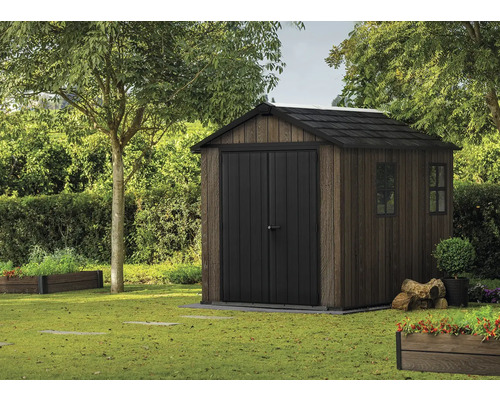 Dřevěný a plastový zahradní domek na zahradě