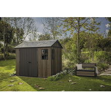 Zahradní scéna s kůlnou s dvoukřídlými dveřmi a zahradní lavicí