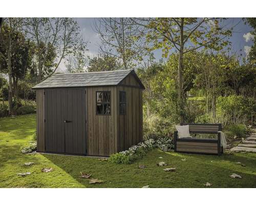 Zahradní scéna s kůlnou s dvoukřídlými dveřmi a zahradní lavicí