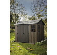 Zahradní domek s dvoukřídlými dveřmi a oknem na zahradě