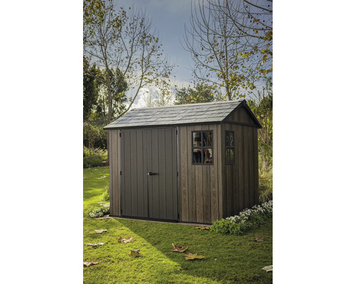 Zahradní domek s dvoukřídlými dveřmi a oknem na zahradě