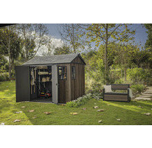 Zahradní scéna s kůlnou na nářadí, zahradní lavicí a zahradními doplňky na trávníku