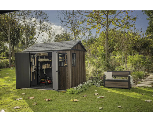 Zahradní scéna s kůlnou na nářadí, zahradní lavicí a zahradními doplňky na trávníku