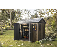 Zahradní kůlna s otevřenými dveřmi na zahradě, plná zahradního nářadí