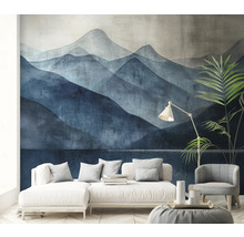 Obývací pokoj s tapetou s horským panoramatem, pohovkou, křeslem a stojací lampou