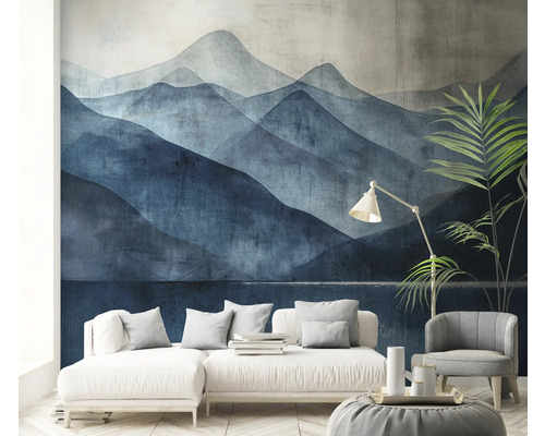 Obývací pokoj s tapetou s horským panoramatem, pohovkou, křeslem a stojací lampou