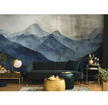 Obývací pokoj s vzorovanou tapetou, pohovkou, konferenčním stolkem a dekorativními prvky pro stylový design interiéru.