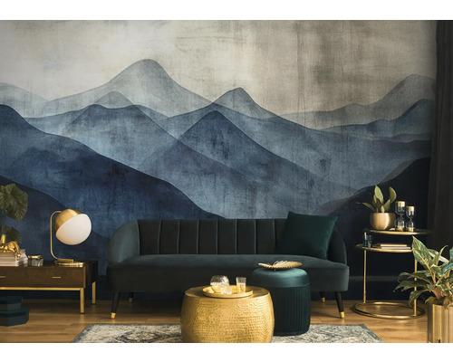 Obývací pokoj s vzorovanou tapetou, pohovkou, konferenčním stolkem a dekorativními prvky pro stylový design interiéru.