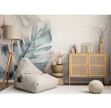 Světlý obývací pokoj s sedacím vakem, stojací lampou, komodou a tropickou fototapetou