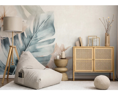 Světlý obývací pokoj s sedacím vakem, stojací lampou, komodou a tropickou fototapetou