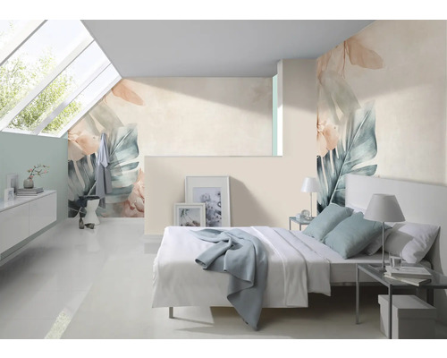 Světlá místnost s ložnicí a květinovým designem na stěně