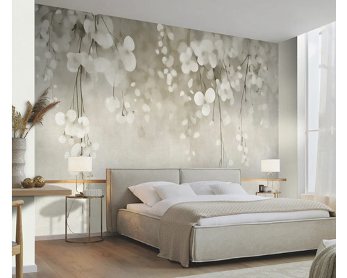 Světlá ložnice s dvoulůžkem a fototapetou s květinovým vzorem
