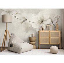 Obývací pokoj s květinovou fototapetou, stojací lampou, sedacím vakem a komodou