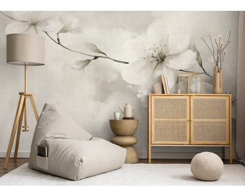 Obývací pokoj s květinovou fototapetou, stojací lampou, sedacím vakem a komodou