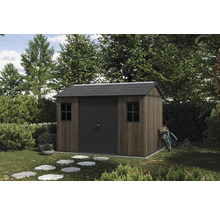 Dřevěný zahradní domek s dvoukřídlými dveřmi a okny na zahradě