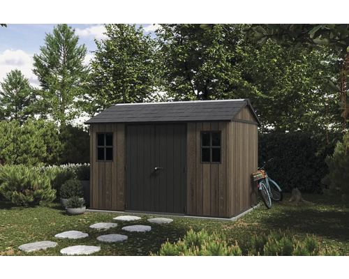 Dřevěný zahradní domek s dvoukřídlými dveřmi a okny na zahradě