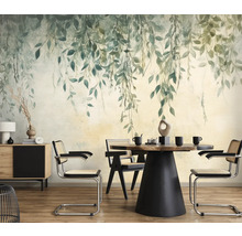 Jídelna s tapetou s listy, jídelním stolem a židlemi.